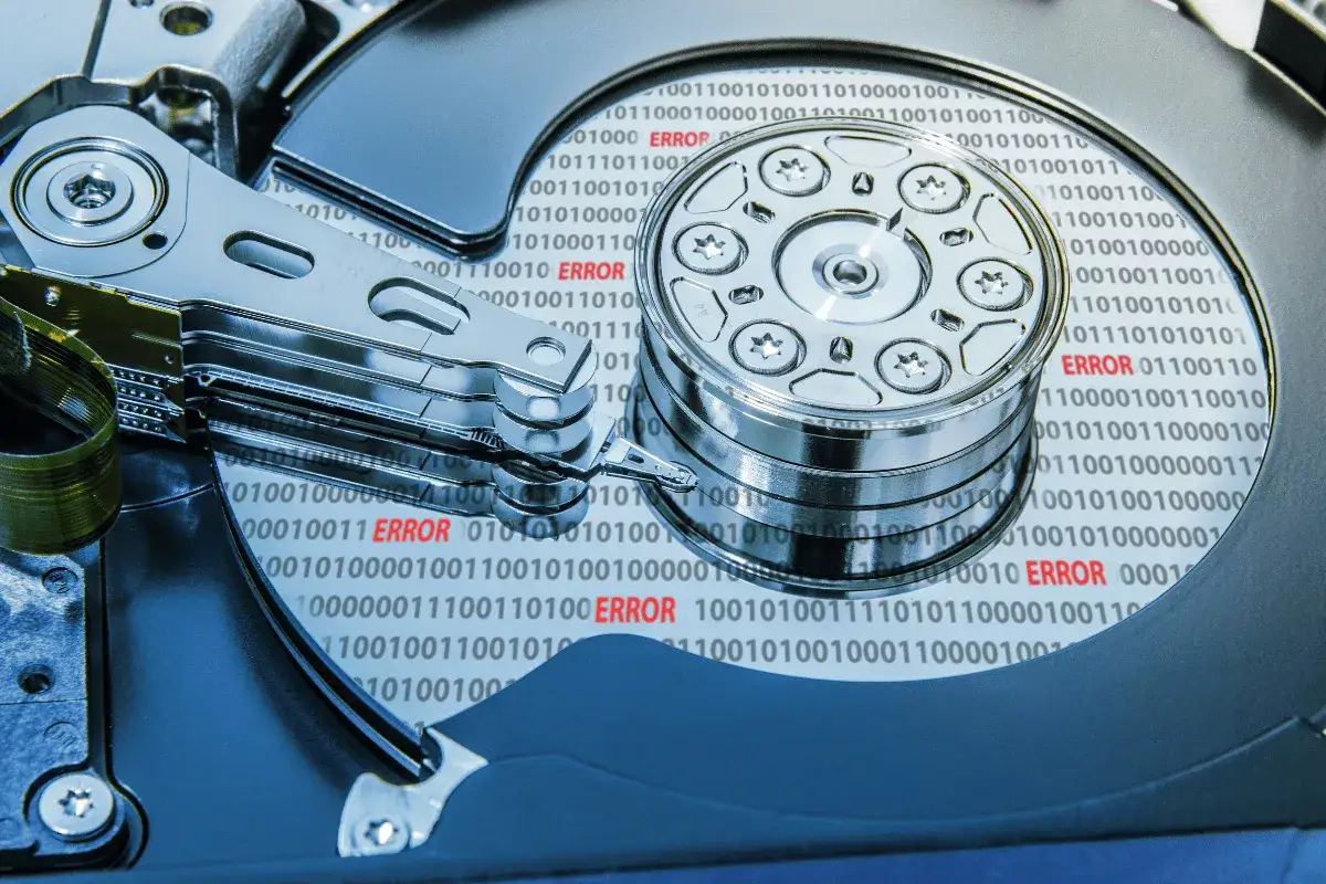 Wnętrze dysku HDD z czerwonym napisem