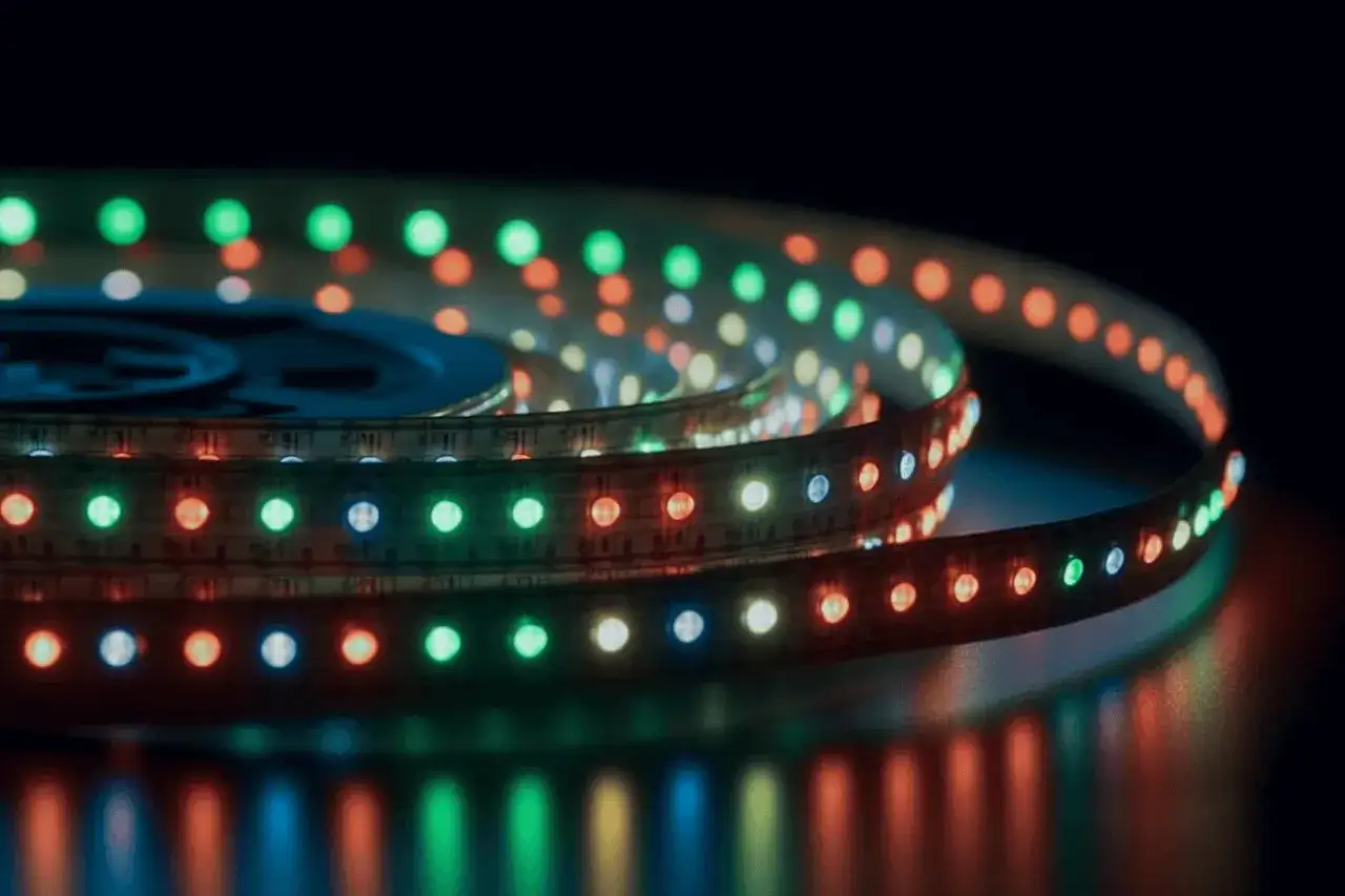 Rollo de luces LED con algunos colores que no funcionan, mostrando un patrón de luces rojas, verdes y blancas.