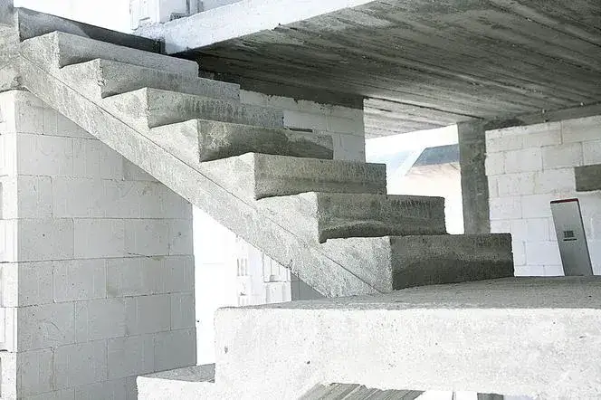 schody betonowe wewnętrzne zewnętrzne architektoniczne przykłady