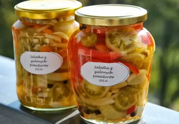 sałatka z zielonych pomidorów w słoikach
