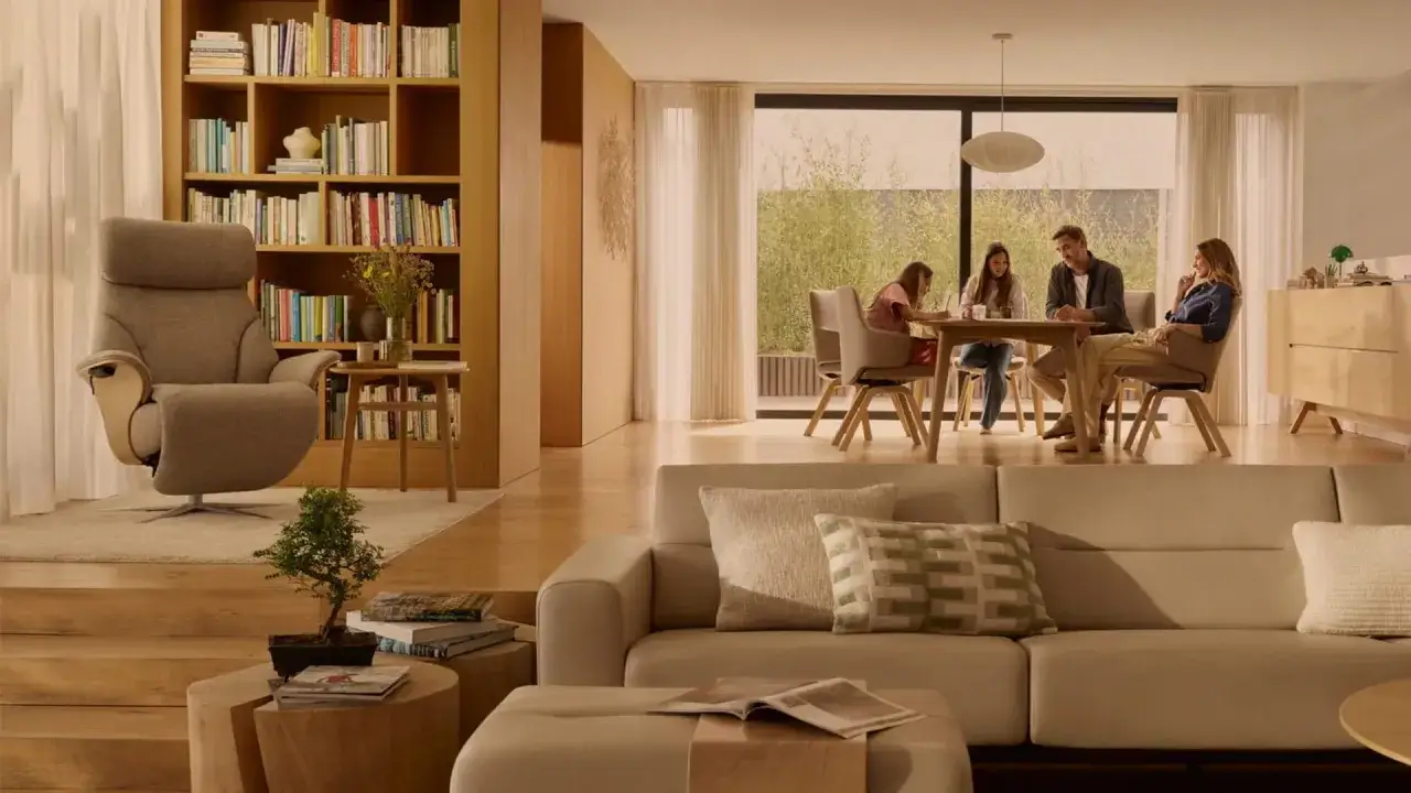 Gemütliche wohnzimmer ideen: Familie am Esstisch, Sessel vor Bücherregal, Sofa mit Kissen.