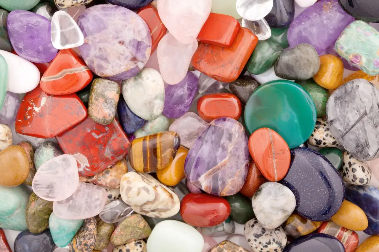 Mont&oacute;n de piedras pulidas de colores: amatista, jaspe rojo, ojo de tigre, cuarzo rosa y m&aacute;s. &iquest;Qu&eacute; es el cuarzo? Es un mineral com&uacute;n, presente en muchas de estas gemas.