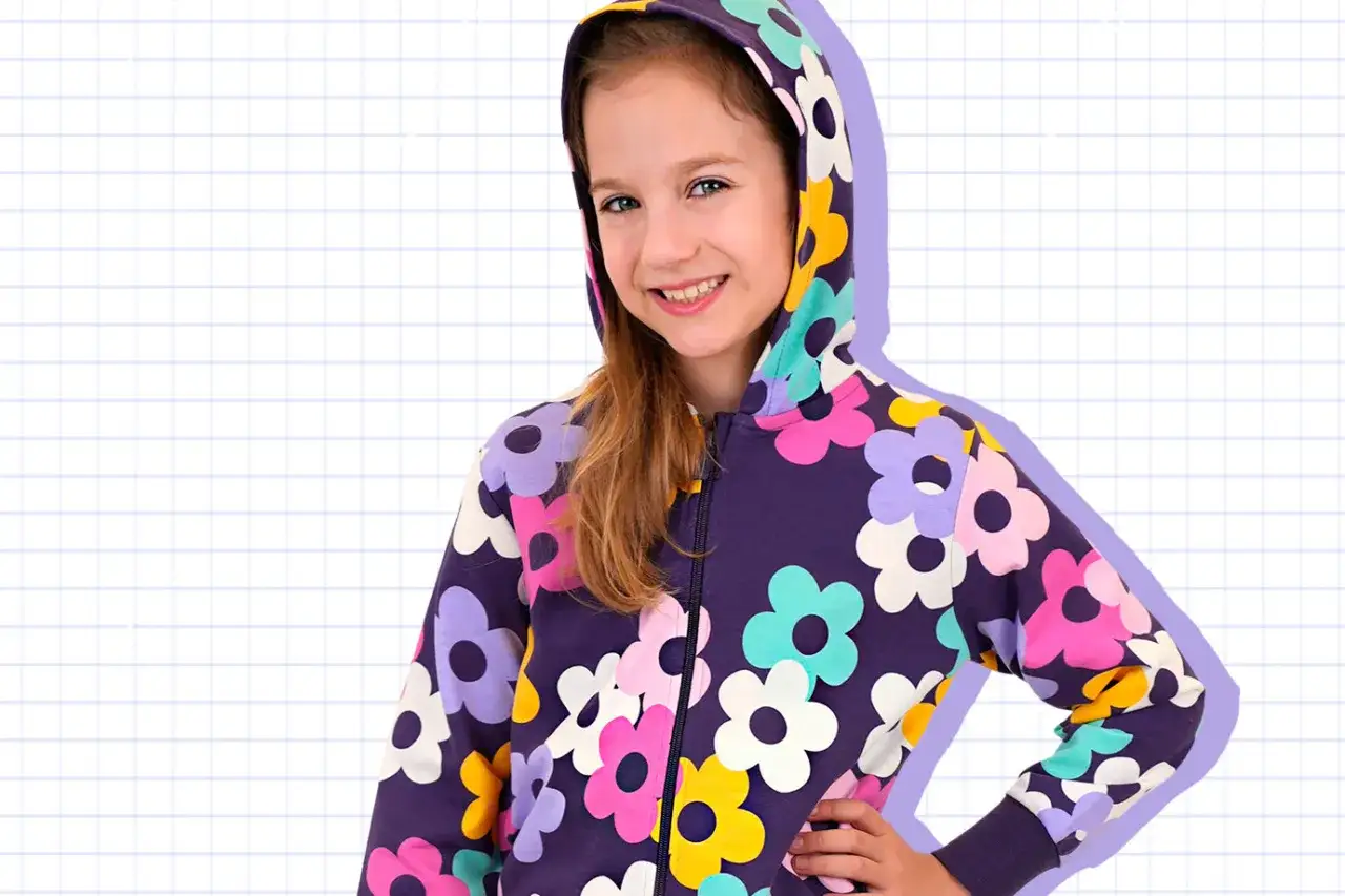 dziewczynka w bluzie tiktok stylizacje