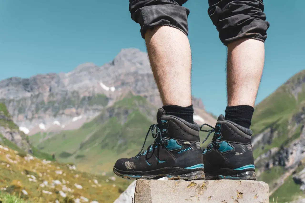 Wanderstiefel von LOWA, bereit für jedes Abenteuer in den Bergen. Perfekt für anspruchsvolle Touren, ob LOWA oder Meindl, diese Schuhe halten.
