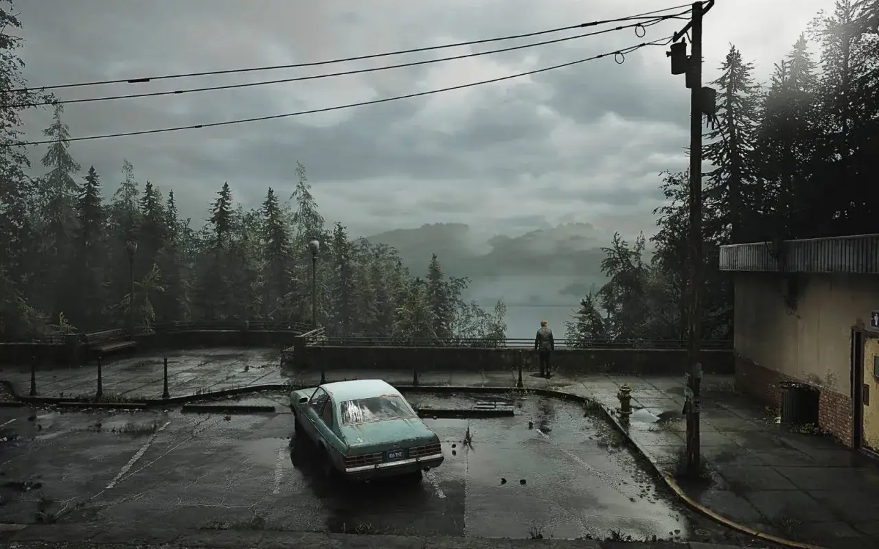 Mroczny parking, opuszczony samoch&oacute;d i samotna postać w oddali. To widok z **Silent Hill 1 remake**, gdzie mgła i las tworzą złowieszczą atmosferę.
