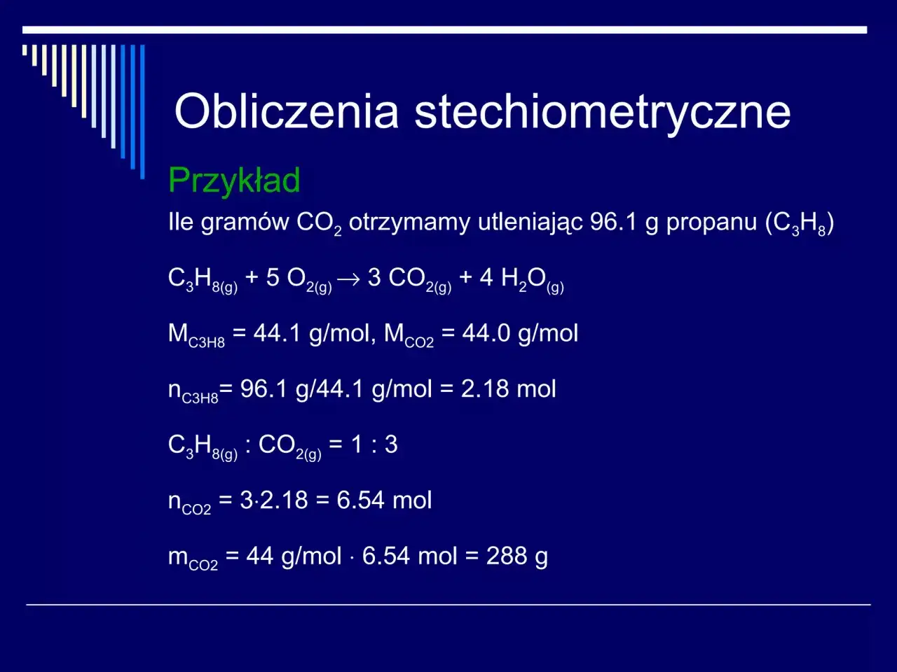 Obliczenia stechiometryczne: przykład reakcji propanu z tlenem, obliczanie masy CO₂.