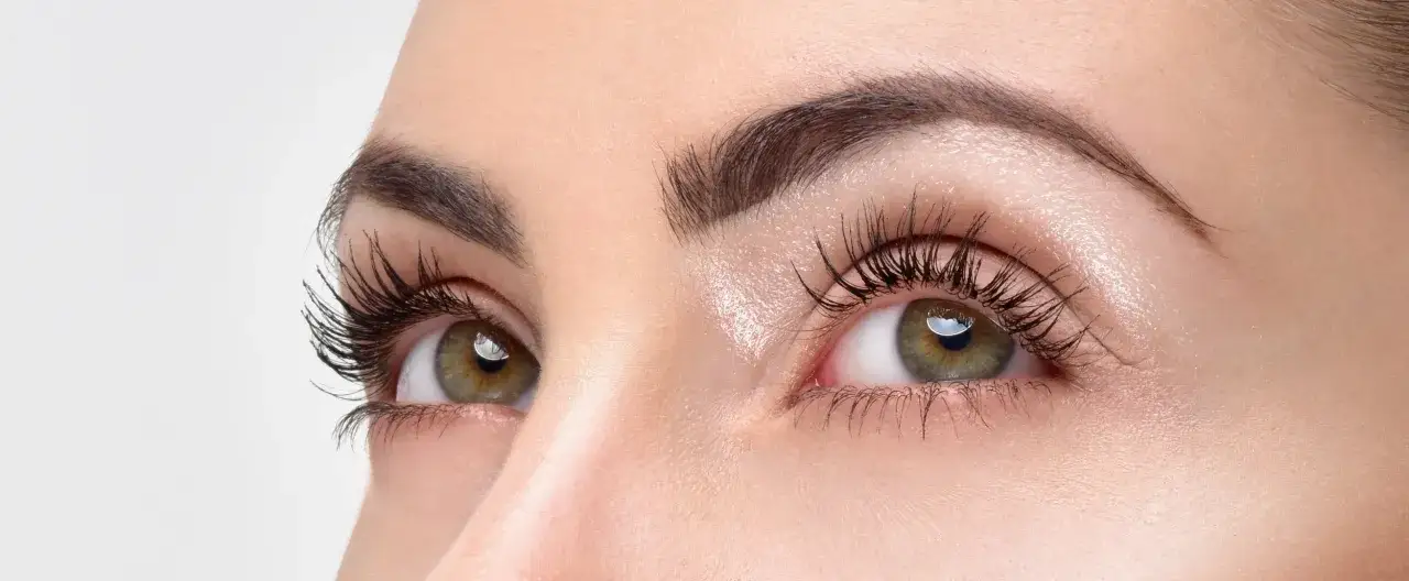 Des yeux verts magnifiques avec des cils longs et volumineux. Un regard captivant qui inspire sur comment avoir de long cils.