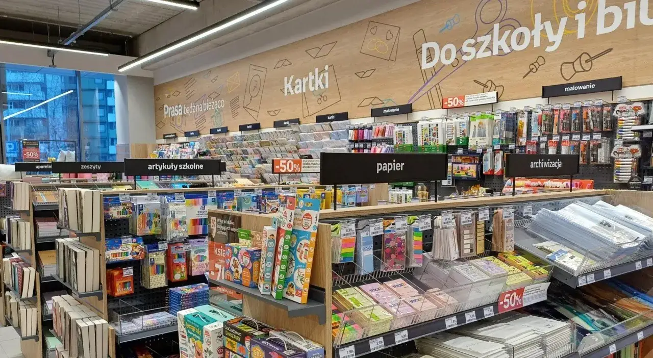 W Empiku kupisz artykuły szkolne, zeszyty, kartki, papier, materiały do malowania i archiwizacji.