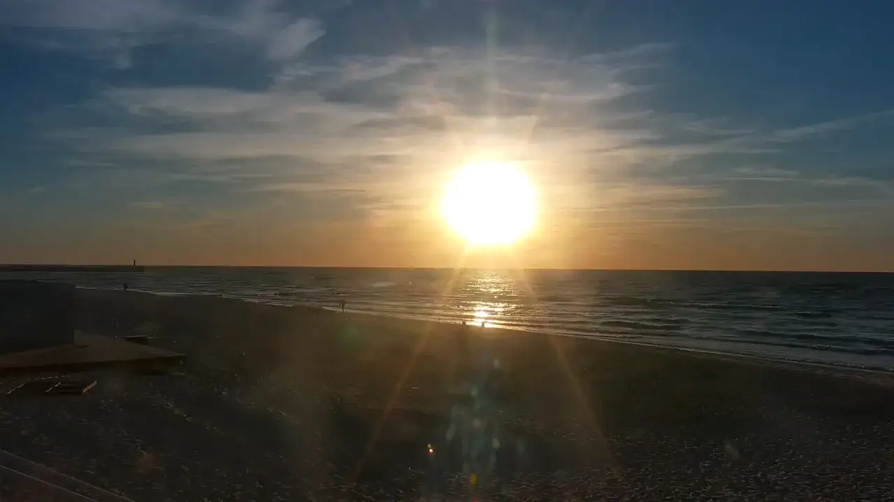 Zachód słońca nad morzem w Mrzeżynie. Piękne plaże i spokojna atmosfera to główne mrzeżyno atrakcje.