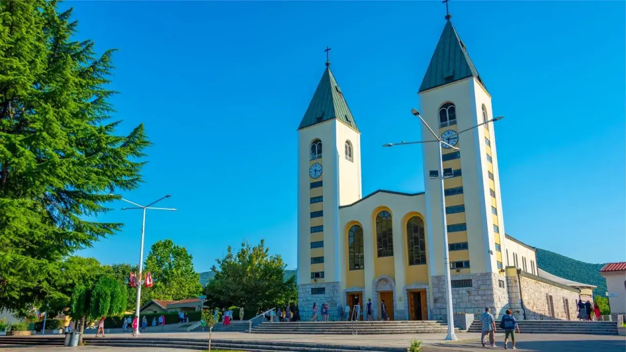Kościół w Medziugorie, miejscu słynącym z objawień. Dwie wieże kościelne górują nad placem, gdzie gromadzą się pielgrzymi.