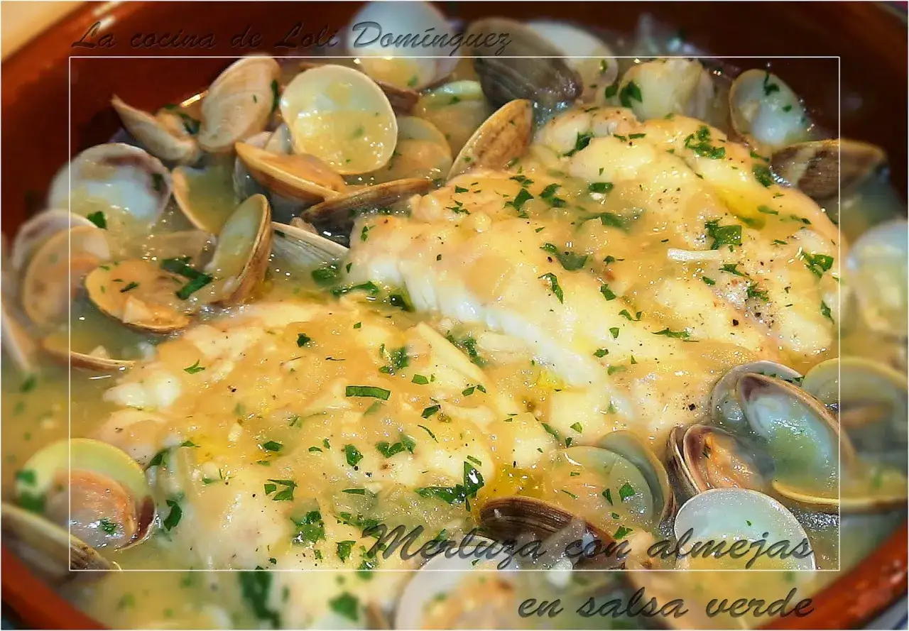 Merluza en salsa verde con almejas, un plato tradicional español lleno de sabor y frescura.