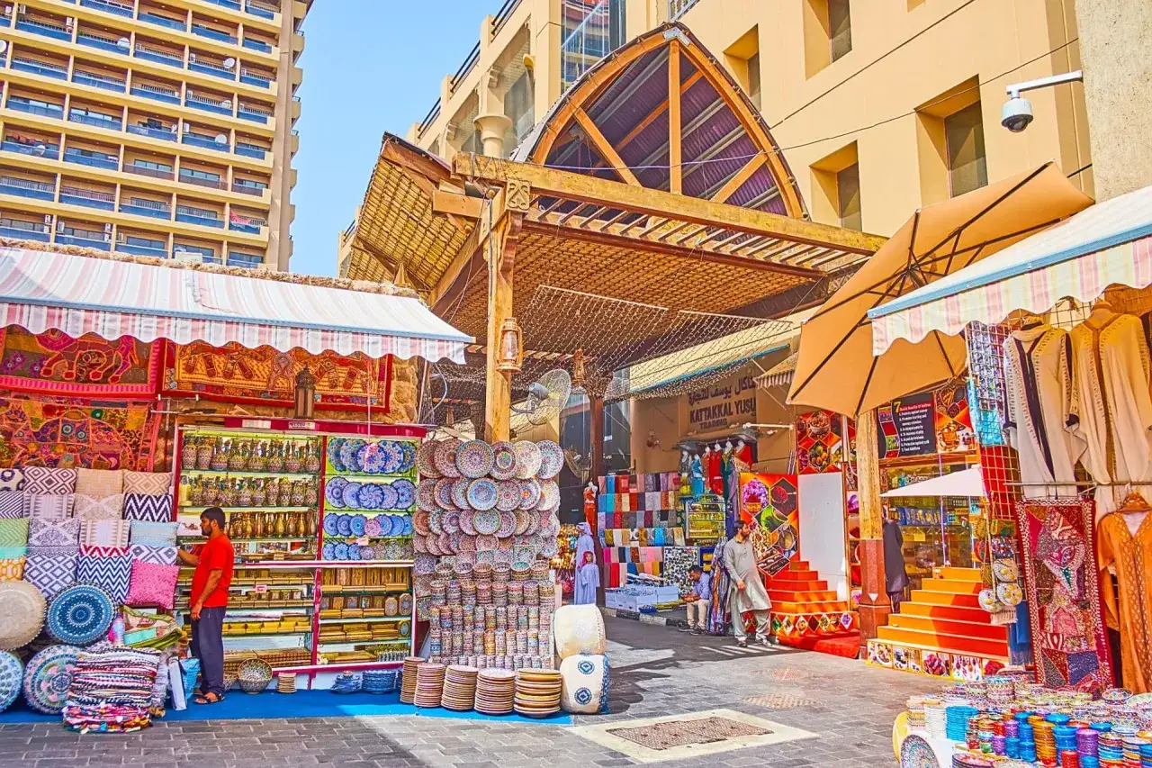 Targ w Dubaju, gdzie można kupić tradycyjne tekstylia i ceramikę. Czy Dubaj to państwo? To miasto-państwo, stolica Emiratu Dubaj.