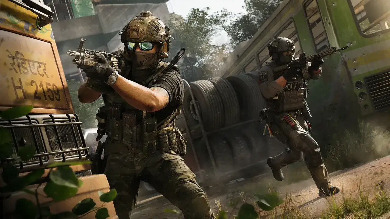 Dwóch żołnierzy w taktycznym wyposażeniu, gotowych do walki w realiach modern warfare 4. W tle przewrócony zielony autobus i zniszczony pojazd.
