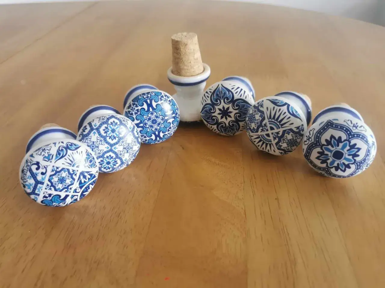 Urocze, ceramiczne zatyczki do butelek z portugalskimi wzorami. Idealne, by wiedzieć, co kupić w Portugalii na pamiątkę.