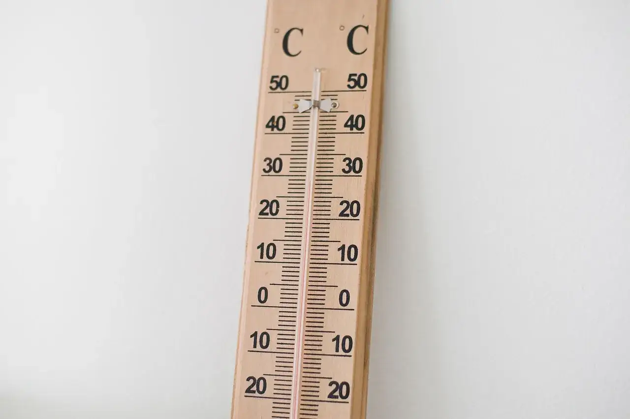 Termometr wskazuje niską temperaturę, co może sugerować za mało wody w instalacji. Objawy to m.in. problemy z ogrzewaniem.