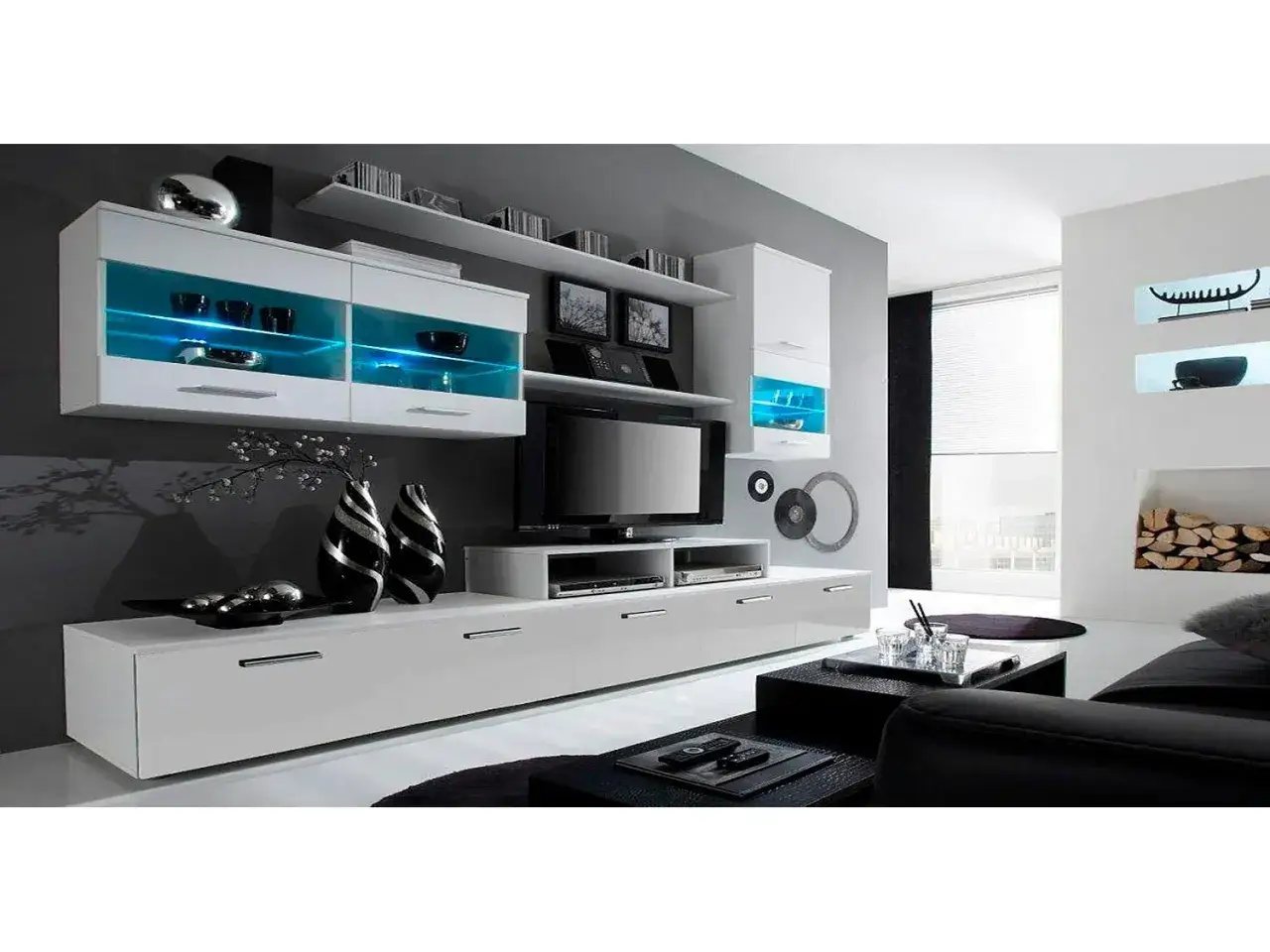 Salon moderne blanc et noir avec éclairage bleu. Idéal pour savoir comment vendre ses meubles rapidement, en mettant en valeur leur design.