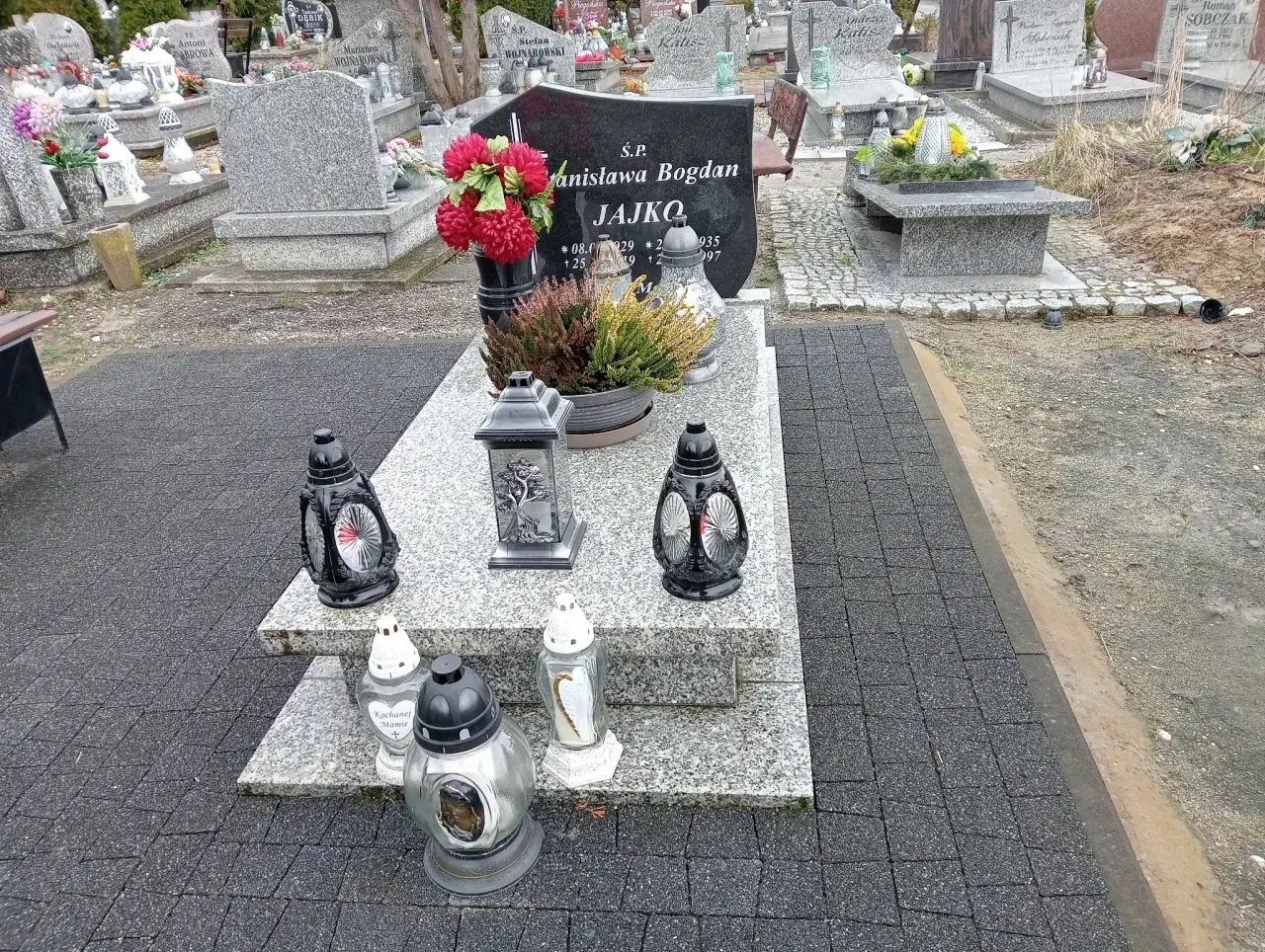 Na cmentarzu, aby znaleźć osobę zmarłą, szukaj nagrobków z imieniem i nazwiskiem. Ten nagrobek z napisem