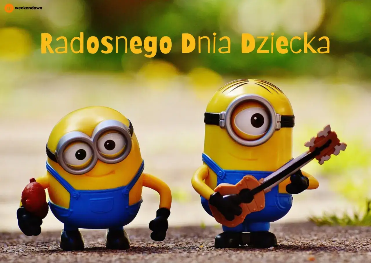 Dwa Minionki świętują Dzień Dziecka! Jeden gra na gitarze, drugi trzyma jabłuszko. Śmieszne życzenia na dzień dziecka graficzne.