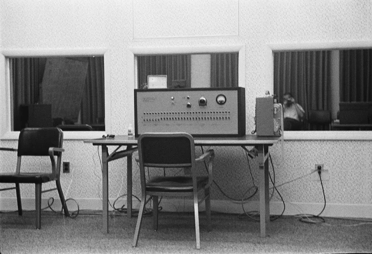 El aparato de control de un experimento de Milgram, con interruptores y un volt&iacute;metro, listo para la prueba.