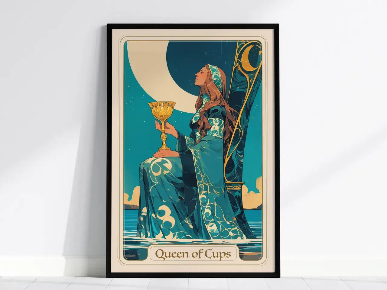 La reina de copas tarot, sentada en su trono, sostiene una copa dorada bajo la luna.