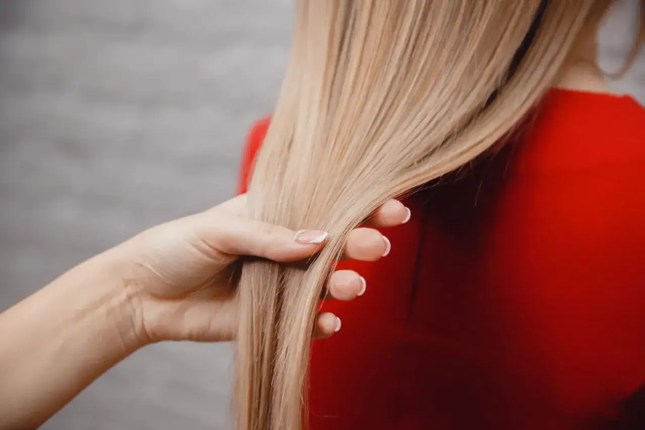 Różne rodzaje tonerów do włosów blond