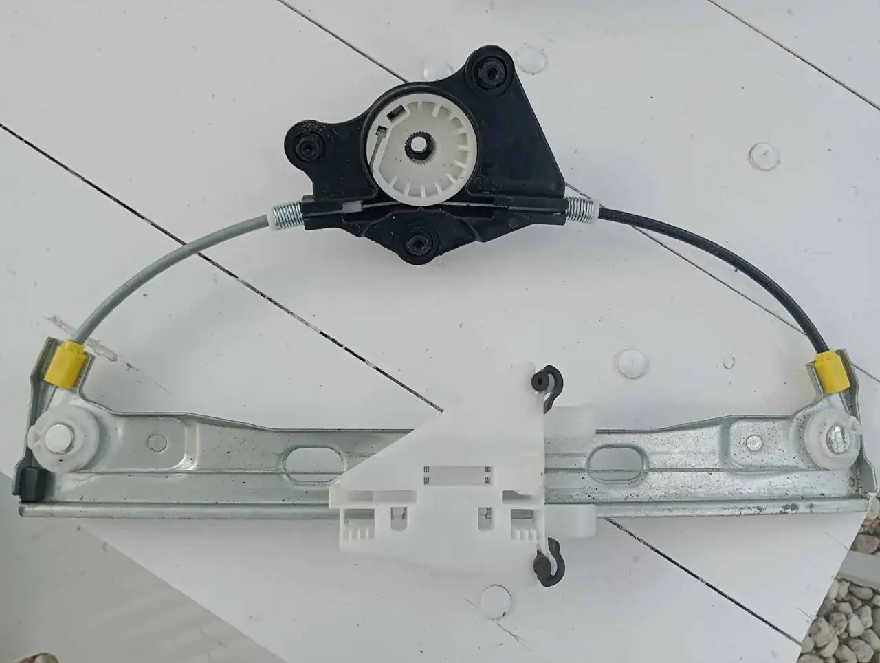 Mechanizm podnoszenia szyby elektrycznej w samochodzie. Zobacz, jak działa i jak podnieść szybę elektryczną w samochodzie.