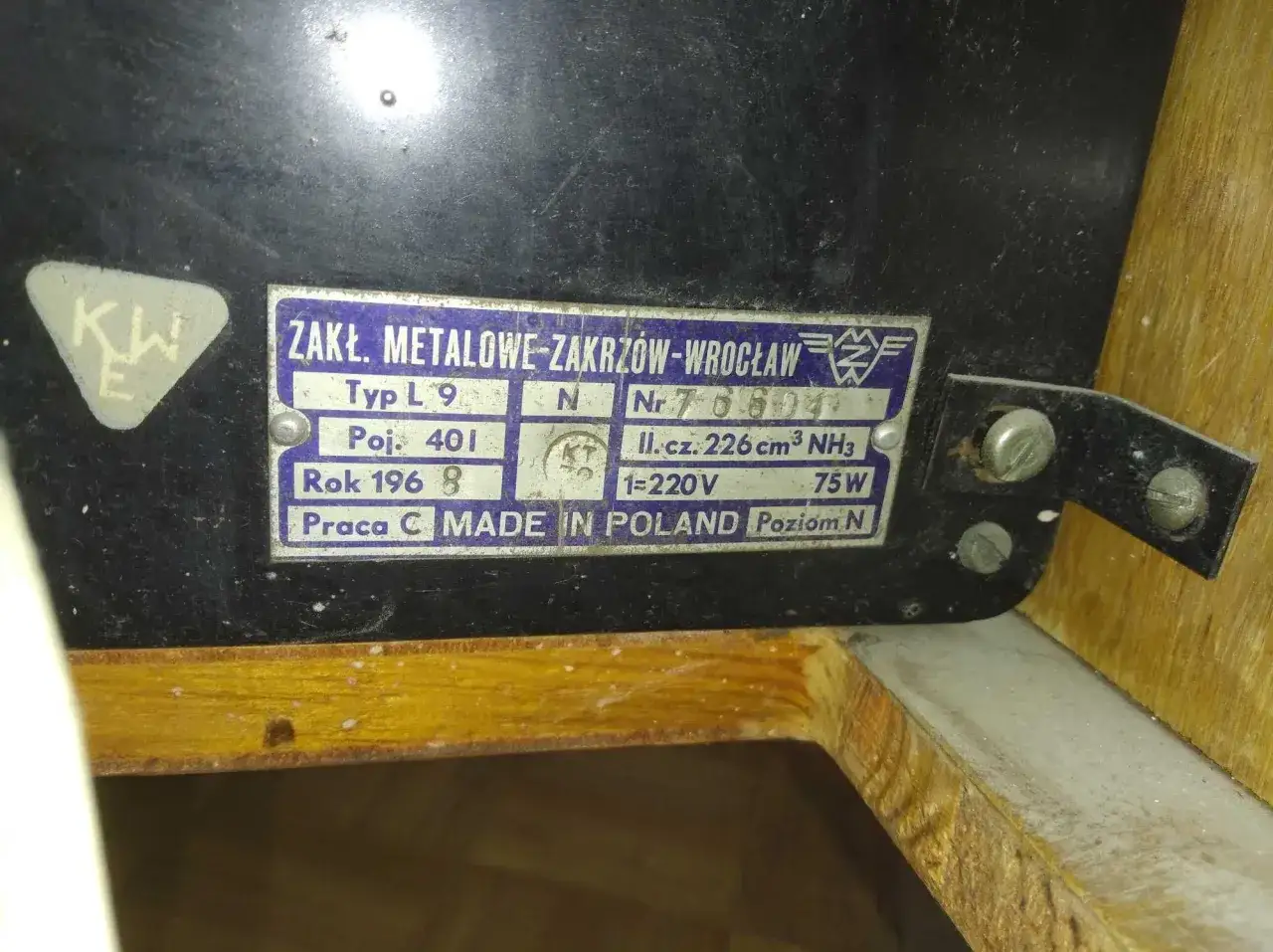 Tabliczka znamionowa starej lodówki Polar z Wrocławia, rok produkcji 1968.