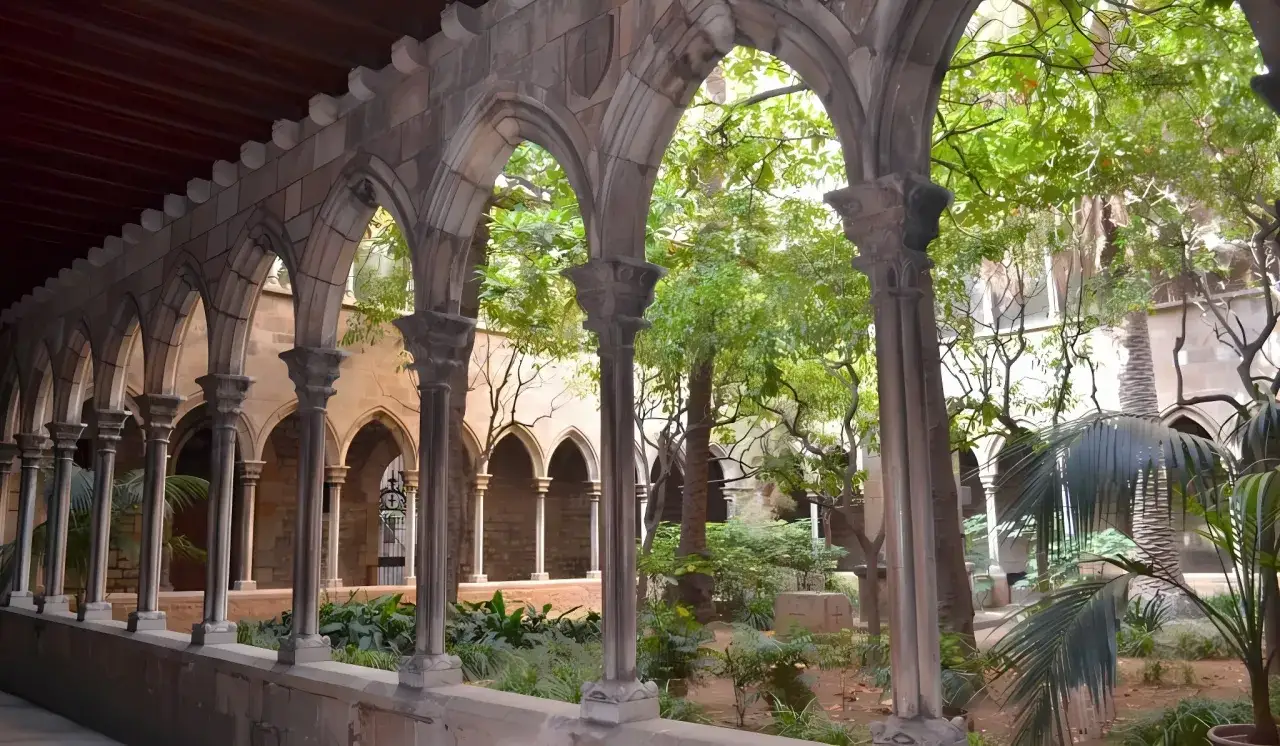 Arcadas de piedra y vegetación exuberante, un rincón tranquilo que evoca los secret places de Barcelona.