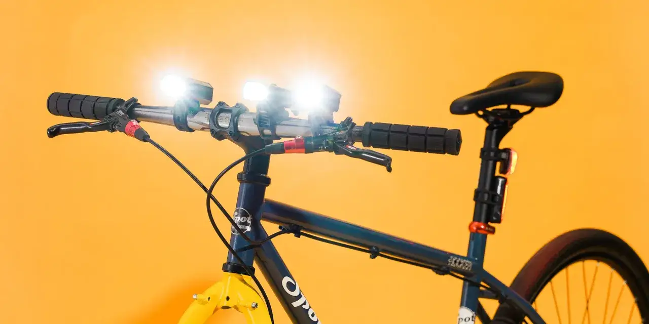 Jasne, oto opis:

Rower z dwoma mocnymi przednimi światłami i tylnym czerwonym światłem. Idealne jakie oświetlenie do roweru na nocne wyprawy.