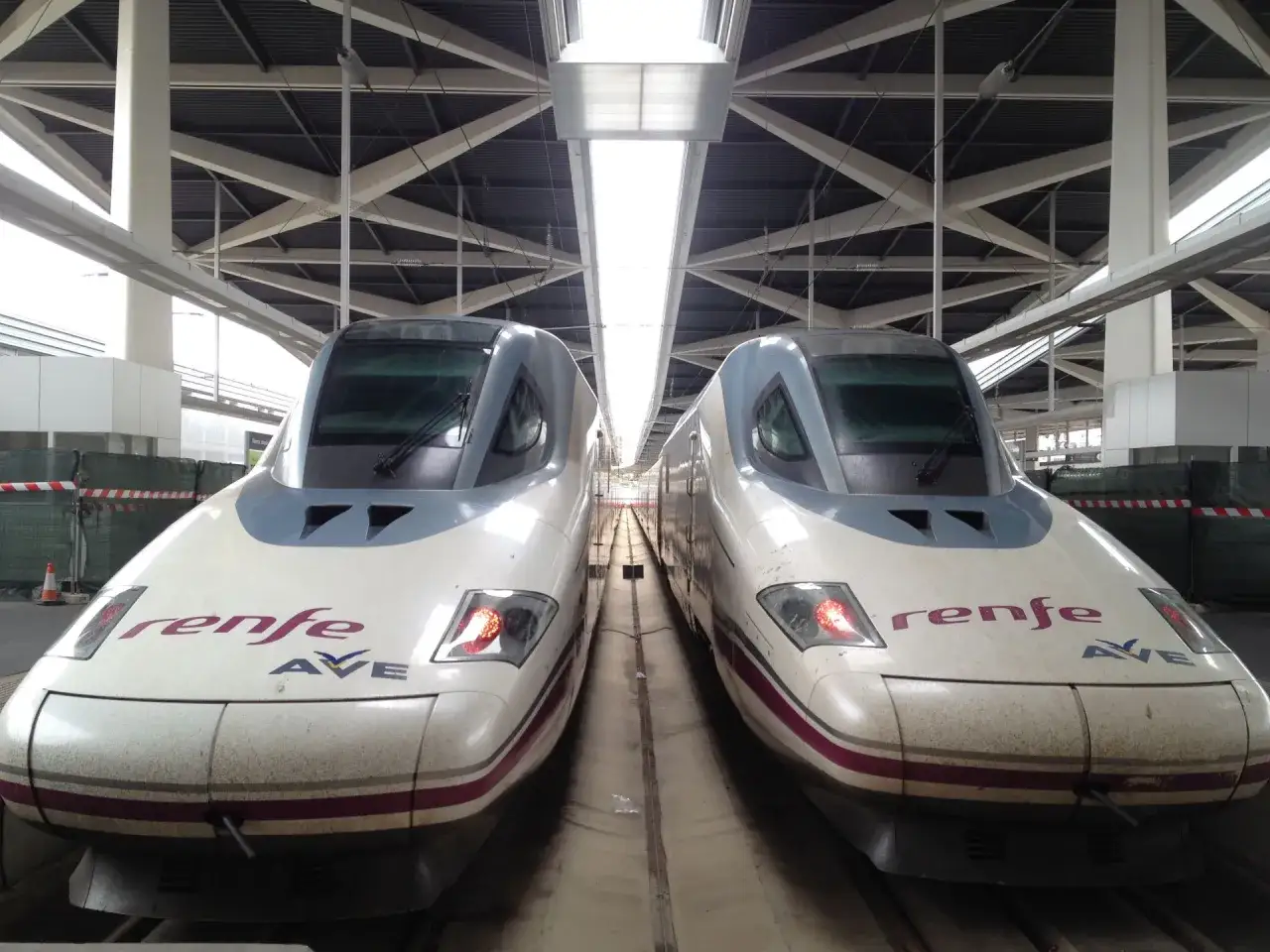 Zwei Renfe AVE-Z&uuml;ge stehen nebeneinander im Bahnhof, bereit f&uuml;r die Fahrt von Valencia nach Madrid.