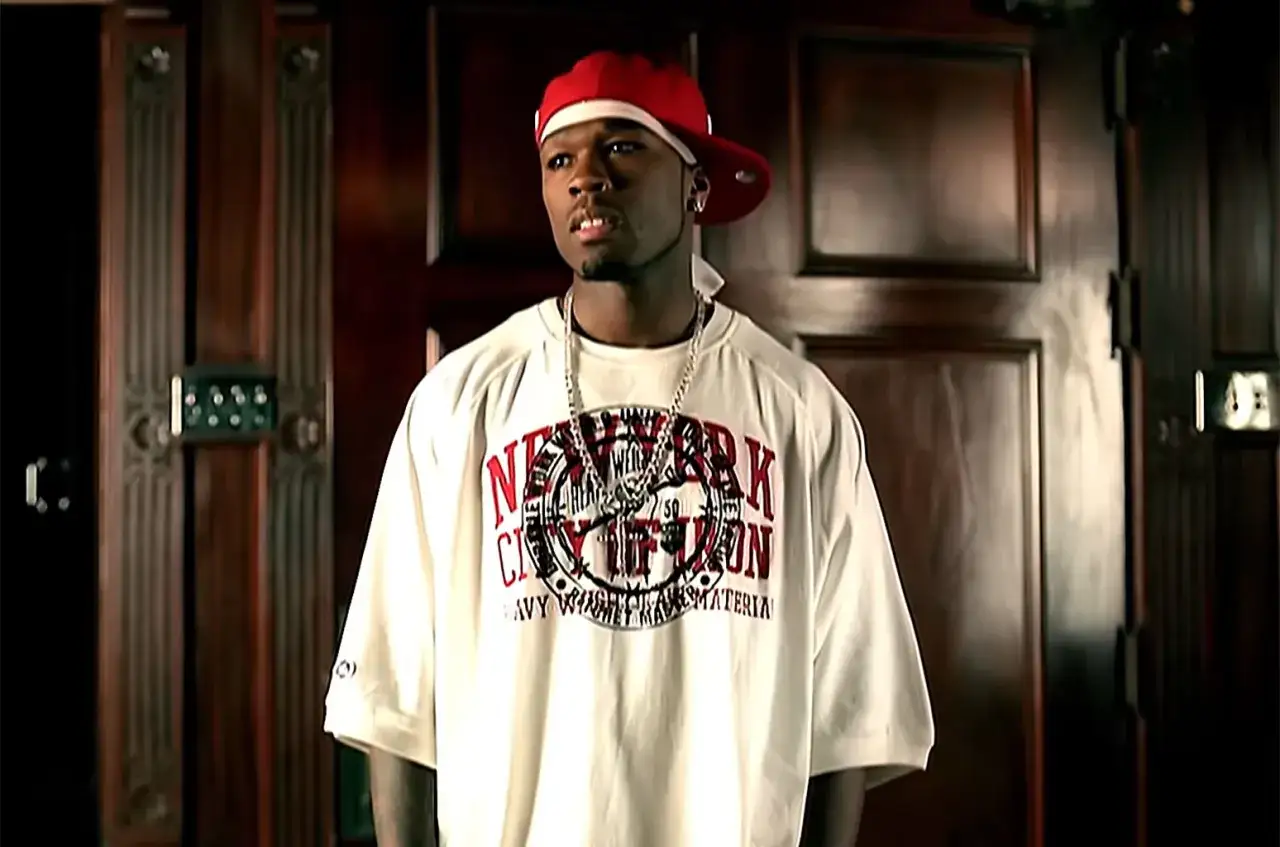 50 Cent w białej koszulce z napisem 