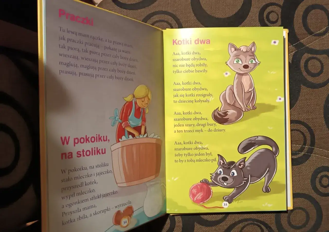 Dwie strony książki z wierszykami dla dzieci. Po lewej dziewczynka pierze, po prawej kotki bawią się kłębkiem.