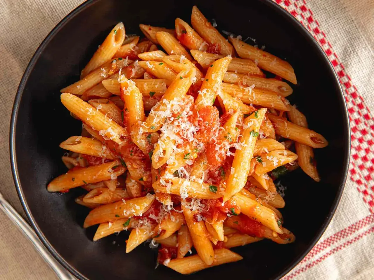 Penne z sosem pomidorowym i parmezanem. Idealny sposób, jak podgrzać makaron z sosem, by smakował jak świeżo zrobiony.