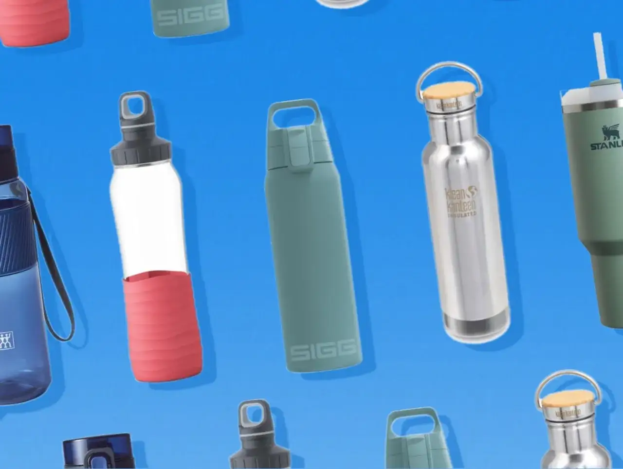 Mehrere wiederverwendbare Trinkflaschen, darunter eine silberne Klean Kanteen, eine gr&uuml;ne Stanley und eine blaue mit rotem Silikonschutz. Alle sind BPA frei.