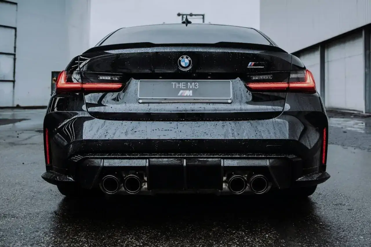 Czarny BMW M3 2025 z czterema końcówkami wydechu i charakterystycznymi światłami LED.