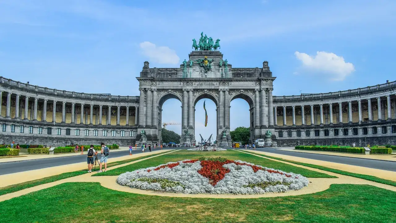 Łuk Triumfalny w Parku Pięćdziesięciolecia, jedna z głównych bruksela atrakcje, z kwiecistą rabatą na pierwszym planie.