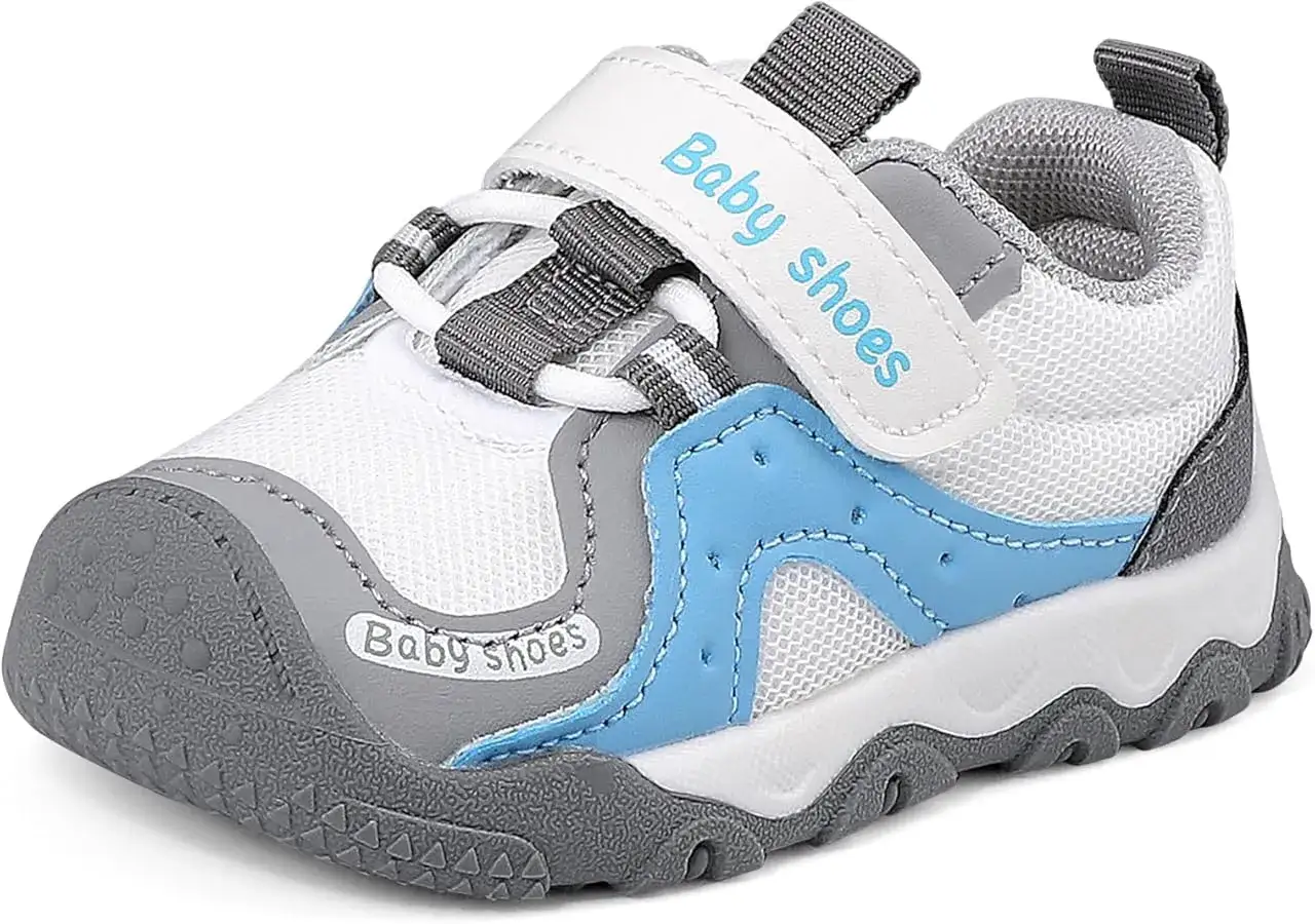 Calzado de bebé blanco, gris y azul con velcro y cordones. ¡Listos para los primeros pasos!