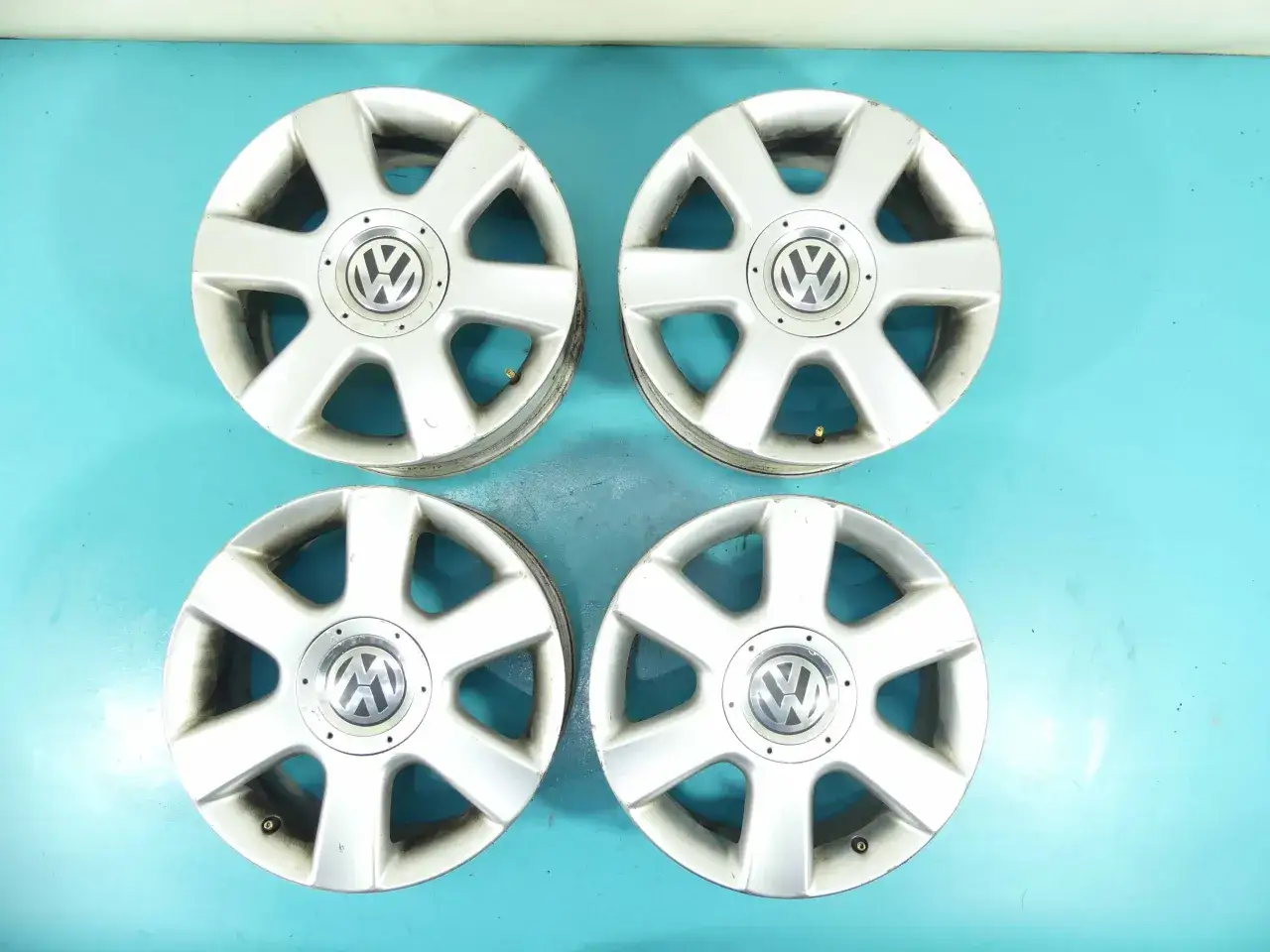 Cztery felgi aluminiowe do VW Golf 5. Rozstaw śrub 5x112, średnica 16 cali.
