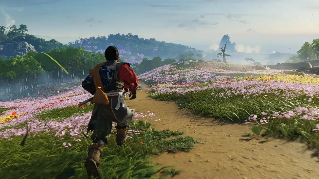 Un samurái corre por un campo de flores. ¿Cuánto dura Ghost of Tsushima? El juego ofrece una aventura épica.