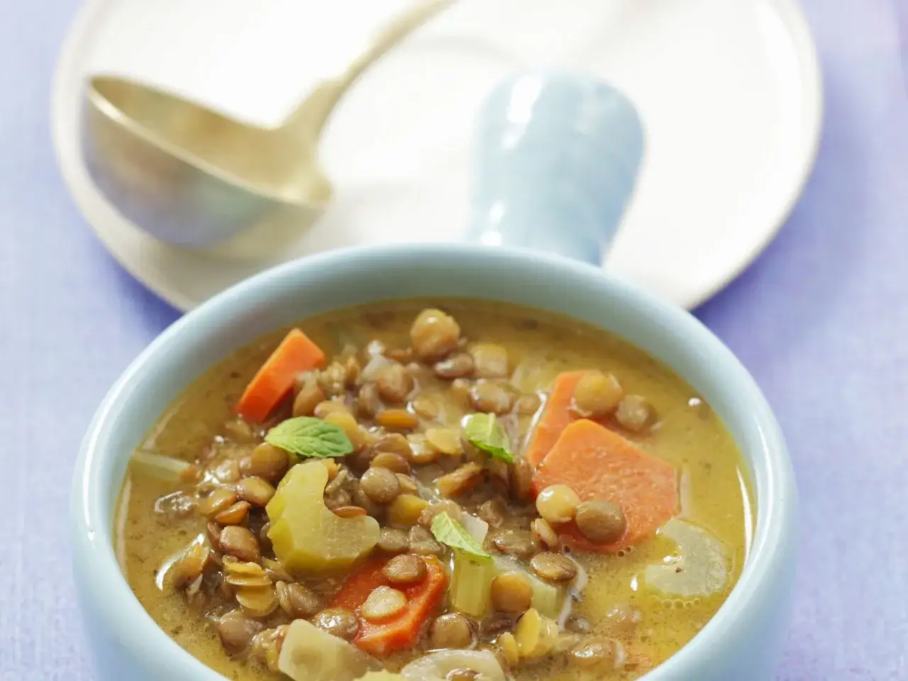 Herzhafte Linsensuppe mit Karotten und Sellerie, ein k&ouml;stliches Gericht, das perfekt zu vielen Linsen Rezepten passt.