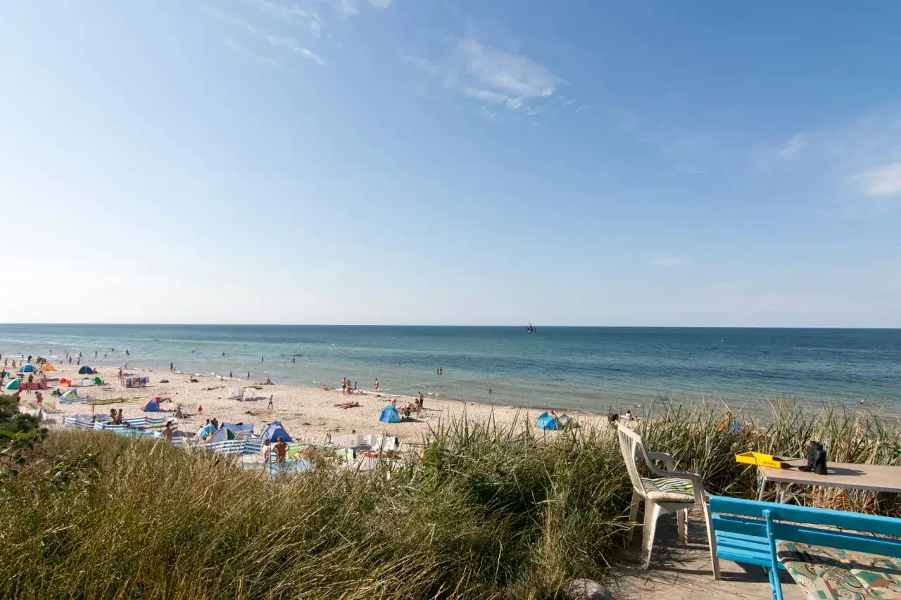 Sonniger Strandtag in Nonnewitz an der Ostsee. Menschen entspannen sich, baden und genießen die Meeresbrise.