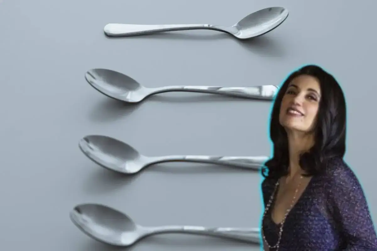 Una donna sorride accanto a quattro cucchiai, mostrando la differenza cucchiaino da te e da caff&egrave;.