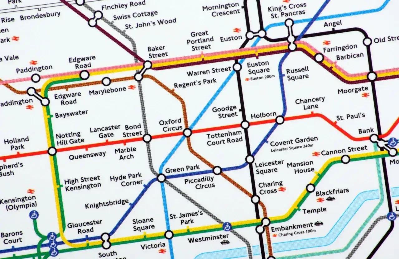Fragment mapy londyńskie metro z zaznaczonymi stacjami: Paddington, Edgware Road, Baker Street, Oxford Circus, Victoria, Bank.