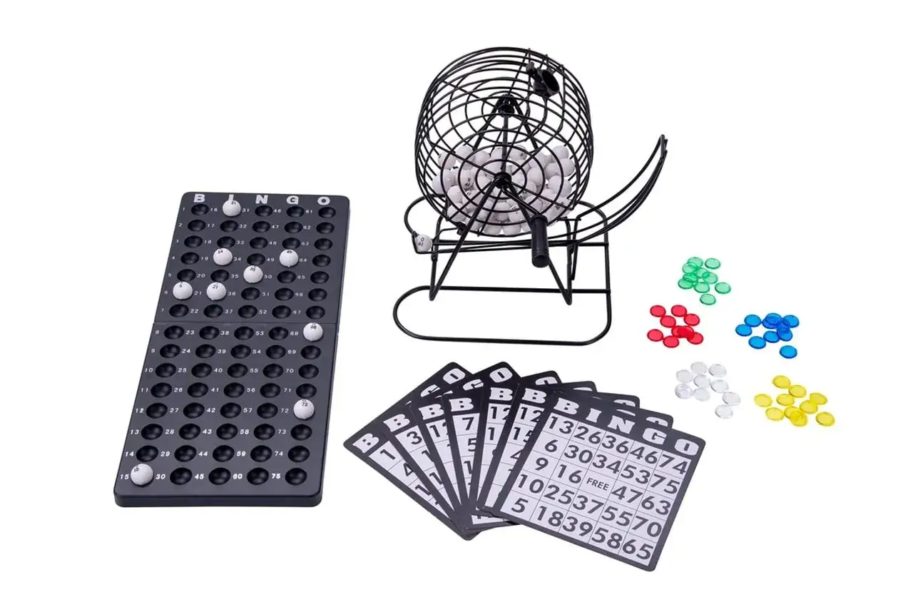 Zestaw do gry bingo: klatka z kulkami, karty z numerami, liczydła i żetony. Idealny na rodzinne wieczory z grą bingo.