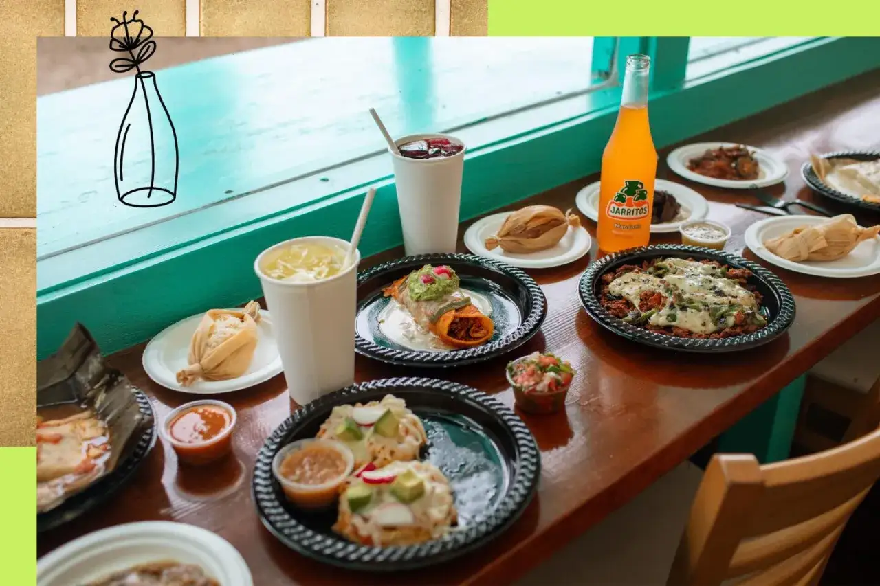 En pava restaurang serveras mexikansk mat som tamales, enchiladas och en Jarritos-l&auml;sk.