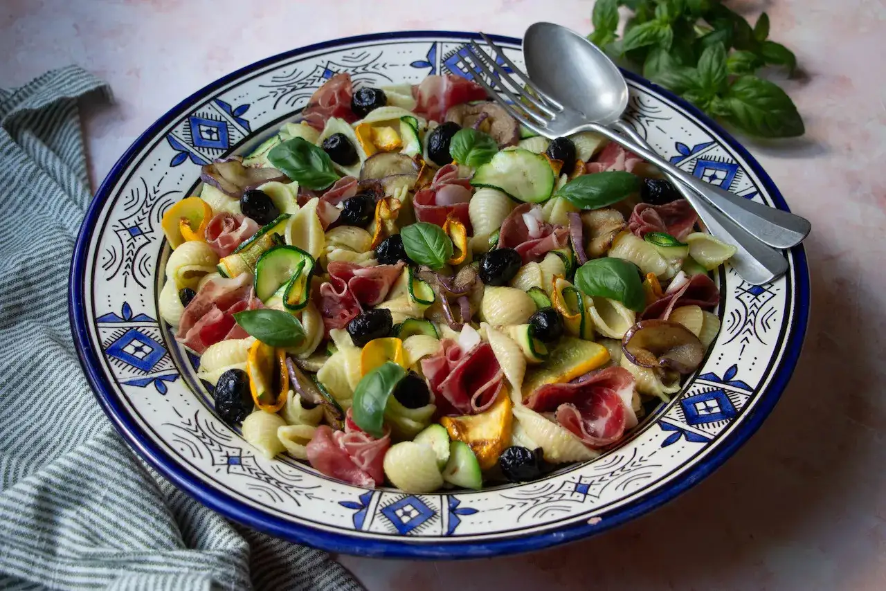 Salade de pâtes végétarienne avec légumes grillés