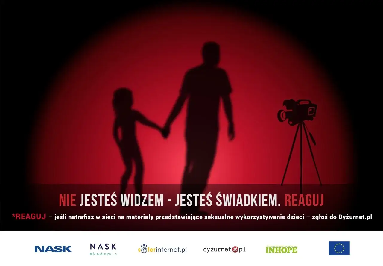 Cień matki z córką, trzymających się za ręce, w świetle reflektora. Obok kamera. Przeciwko wykorzystywaniu dzieci.