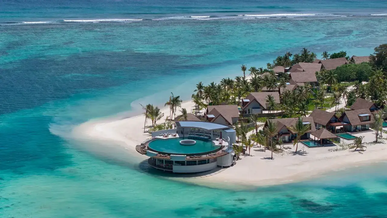Traumhafte Malediven Reisezeit: Luxusresort mit Infinity-Pool und Villen am türkisfarbenen Meer. Perfekt für Ihren Urlaub.
