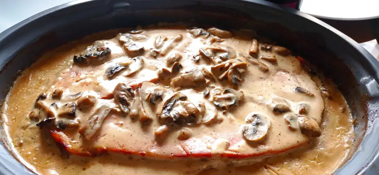 Un plat de viande g&eacute;n&eacute;reux napp&eacute; d'une onctueuse sauce mad&egrave;re aux champignons, pr&ecirc;t &agrave; &ecirc;tre d&eacute;gust&eacute;.