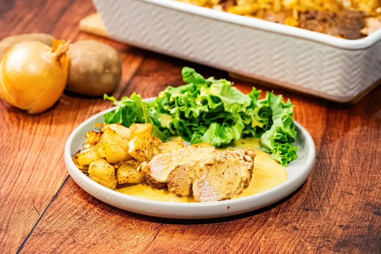 Tranches de filet mignon de porc, pommes de terre rôties et salade verte, une belle idée pour vos recettes filet mignon de porc.